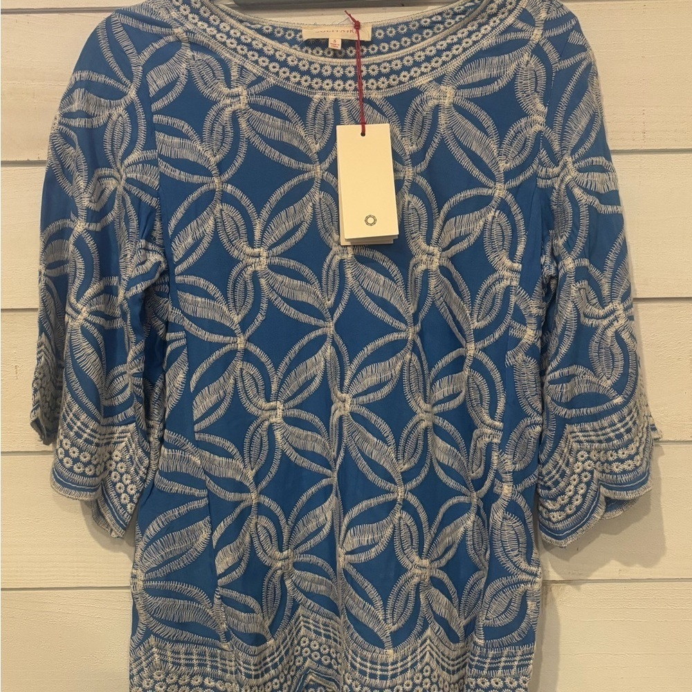 Solitaire NWT Blue and White Geometric Blouse